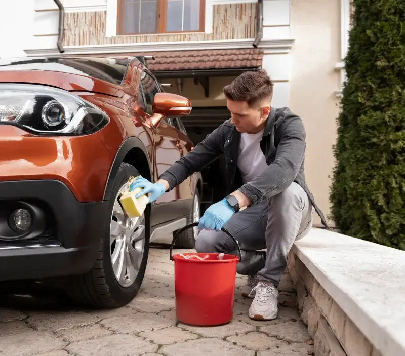 Lavage auto à domicile Cizay-la-Madeleine : professionnel intervenant sur un véhicule